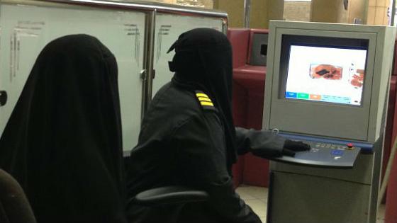 السعودية تدفع بكوادر نسائية أمنية لأول مرة في المطارات
