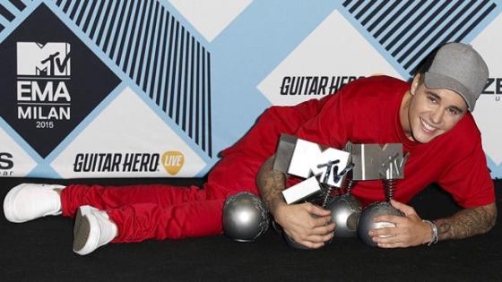 جاستين بيبر يفوز بجائزة أفضل مغني في مهرجان “MTV”