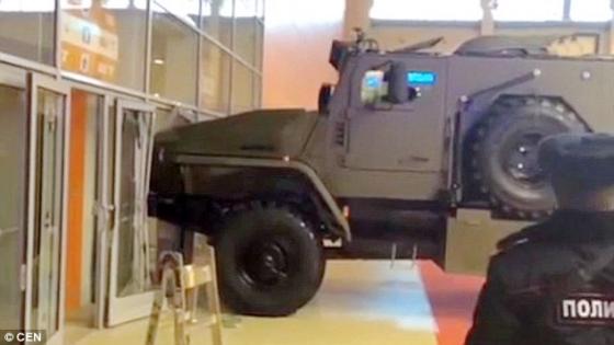 فيديو | زائرة تحاول سرقة عربة مصفحة من معرض الجيش في روسيا
