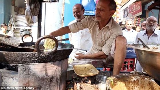 فيديو | طباخ هندي يدخل ويخرج البطاطس المقلية بيديه في الزيت المغلي
