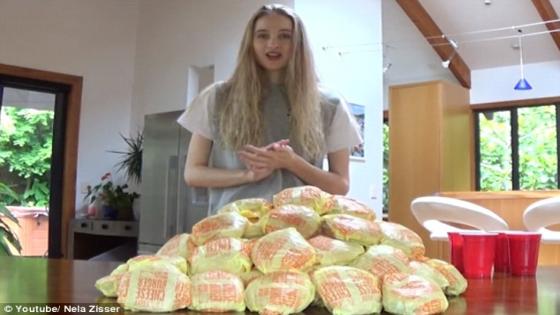 فيديو | ملكة جمال الأرض ونيوزيلندا تلتهم 46 شطيرة برغر في ساعتين