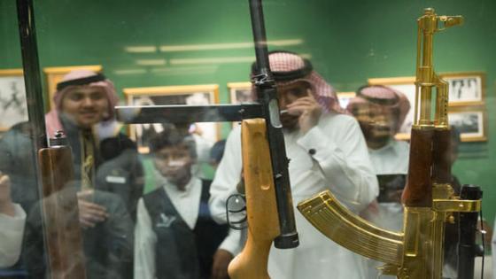 معرض الملك فهد يعرض أغراضه الشخصية وسلاحه المذهب من صدام حسين