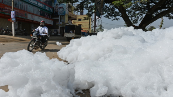 فيديو | رغوة بيضاء سامة تشبه الثلج تجتاح مدينة بنجالور الهندية