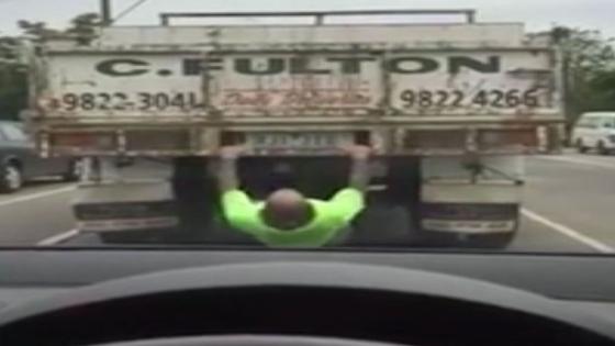فيديو | رجل أسترالي يمارس الرياضة خلف الشاحنة وسط إزدحام مروري كبير