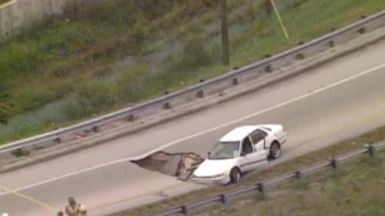 فيديو | ظهور حفرة بشكل مفاجئ على طريق فلوريدا لتبتلع إحدى السيارات