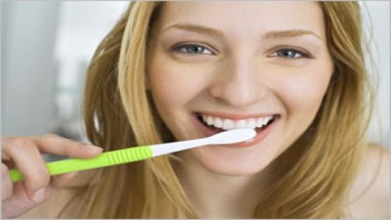 معجون الأسنان المبيض والمخاطر المرتبطة مع استخدامه