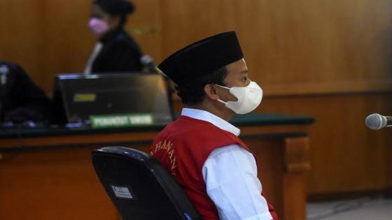 إندونيسيا.. المحكمة العليا تقضي بإعدام مدرس إندونيسي اغتصب 13 طالبة