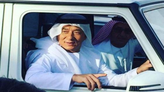 الصيني جاكي شان يظهر بالزي الإماراتي “الكندورة” في دبي