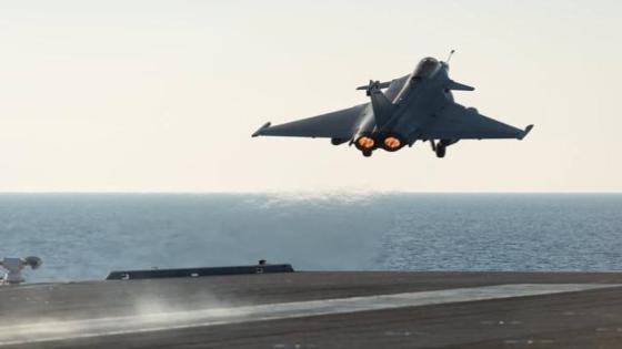 الرئيس هولاند يزور حاملة الطائرات التي ترسوا على مقربة من سواحل سوريا