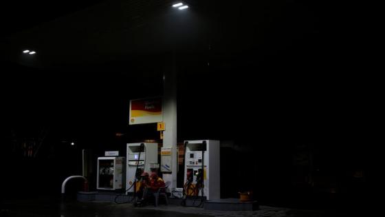 رفع أسعار الوقود في باكستان قبل زيارة بعثة صندوق النقد