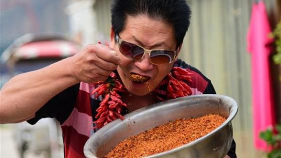 صيني يتناول كميات كبيرة من الفلفل الحار يومياً