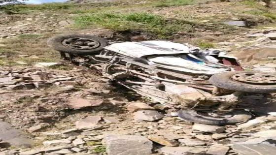 بينهم 11 وفاة.. 25 ضحية في حادث سقوط سيارة من منحدر جبلي باليمن