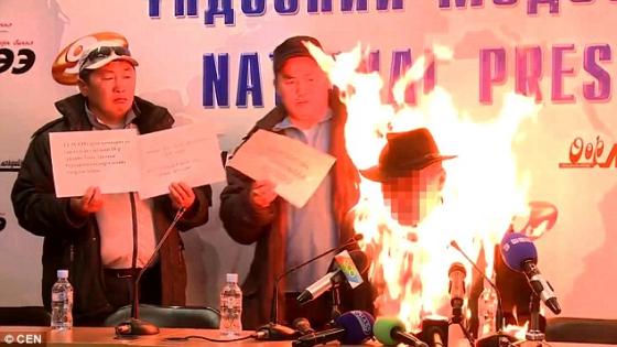 فيديو | زعيم نقابي منغولي يضرم النار في سترته احتجاجاً على سياسة الحكومة